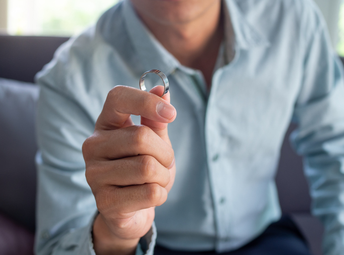 Man take off married ring